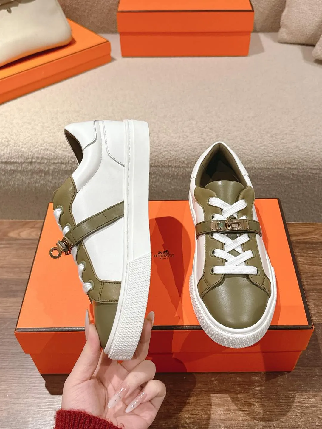 👟👟Ex-factory price 600👟👟Hermes top version couple model Epsom calfskin and calfskin loafer style lace-up sneakers, with functional rose gold-plated Kelly shoe buckles. Create a stylish urban look. Fabric: Specific cowhide/canvas material Lining: Sheepskin lining Outsole: Original molded TPU outsole Size: 35-45